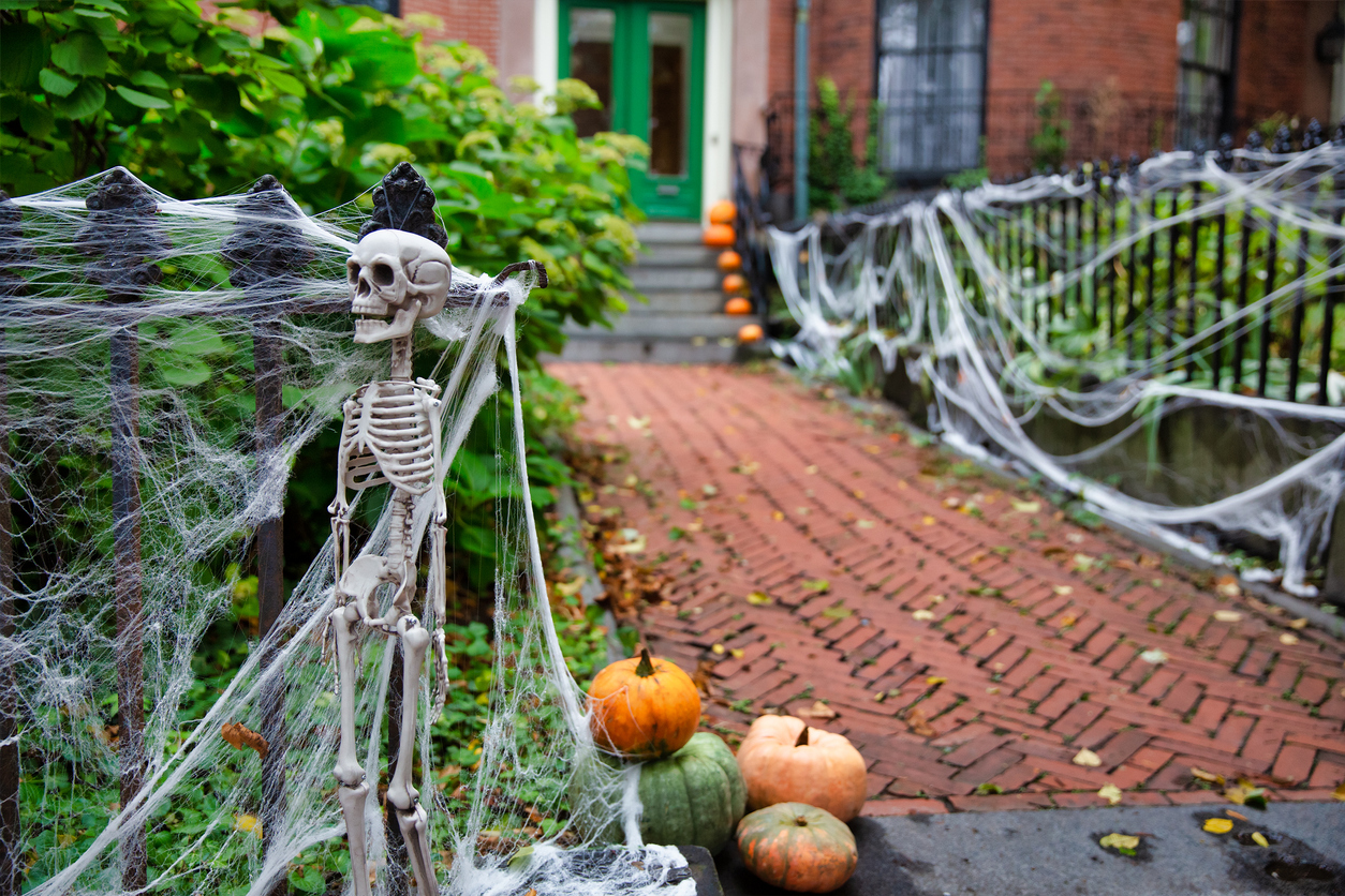 Decor is vital for mystery party games. 